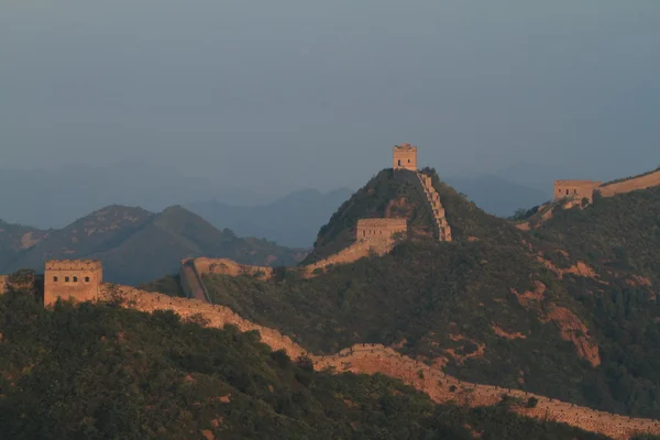 Le mur de Chine à Jinshanling avec lever de soleil tôt le matin — Photo
