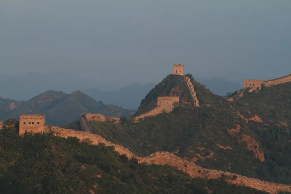 O muro chinês em Jinshanling com o nascer do sol no início da manhã — Fotografia de Stock