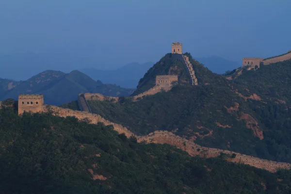 O muro chinês em Jinshanling com o nascer do sol no início da manhã — Fotografia de Stock