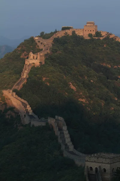 O muro chinês em Jinshanling com o nascer do sol no início da manhã — Fotografia de Stock