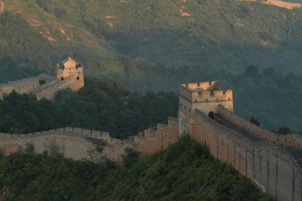 Китайская стена в Цзиньшаньлине с рассветом рано утром — стоковое фото