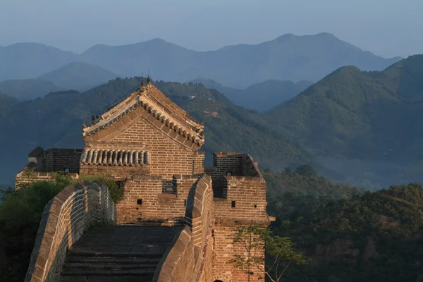 Le mur de Chine à Jinshanling avec lever de soleil tôt le matin — Photo