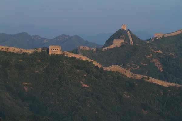 Il muro cinese a Jinshanling con alba presto al mattino — Foto Stock