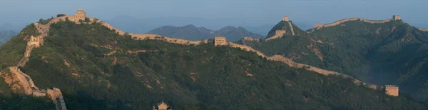 Il muro cinese a Jinshanling con alba presto al mattino — Foto Stock