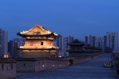 Geceleri ışıklı şehir Datong duvar