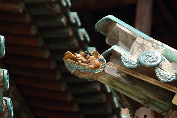 Mystic Chinese Dragons op een dak — Stockfoto