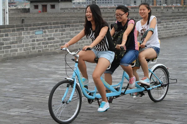 Bisiklete binme 3 genç Çinli kızlar vardır — Stok fotoğraf