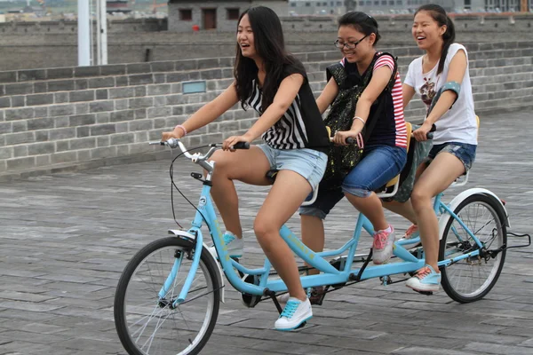 3 Young Chinese Girls are Cycling — Stock Photo, Image
