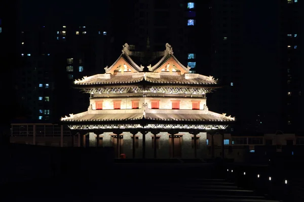 La muralla de Datong iluminada por la noche — Foto de Stock