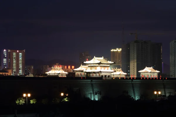 Tembok Kota Datong diterangi di malam hari — Stok Foto