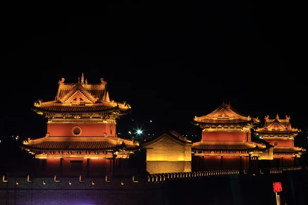 La muralla de Datong iluminada por la noche — Foto de Stock