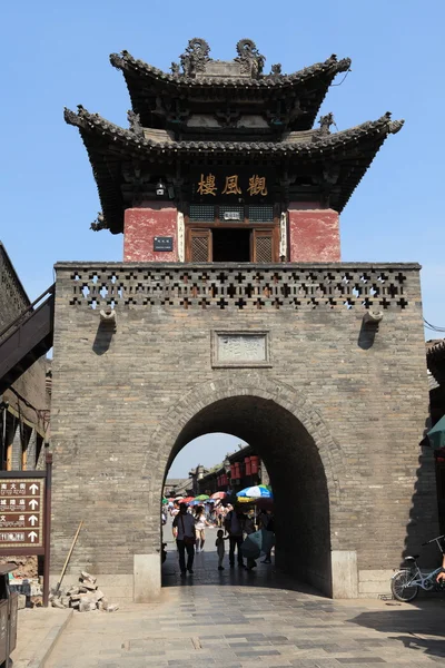 De stadspoort van de oude stad Pingyao in China — Stockfoto