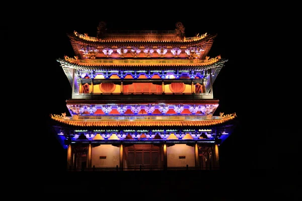 La puerta de la ciudad de Pingyao en China por la noche — Foto de Stock