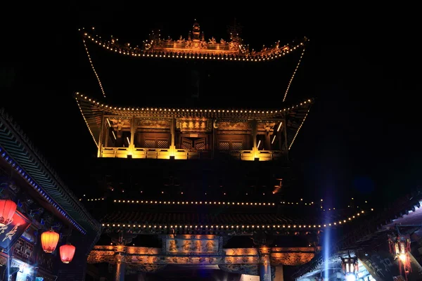 La puerta de la ciudad de Pingyao en China por la noche — Foto de Stock