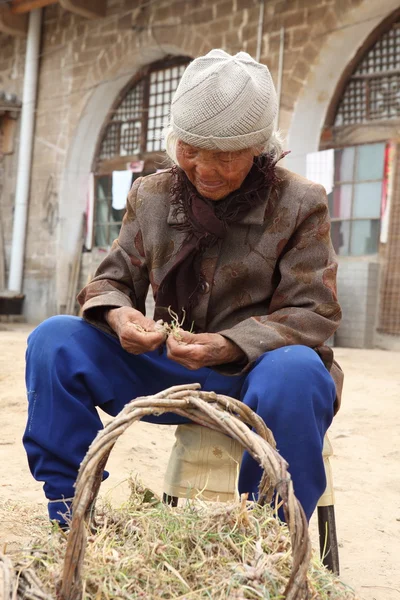 Vecchio contadino donne dalla Cina — Foto Stock