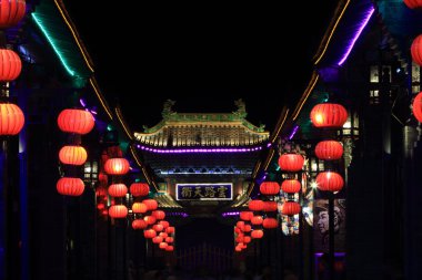 City Gate Pingyao geceleri aydınlatılan Çin