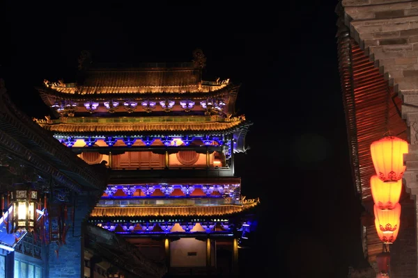City Gate Pingyao v Číně v noci osvětlené — Stock fotografie