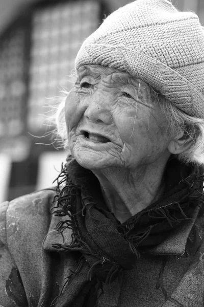 Eine sehr alte Frau aus China — Stockfoto