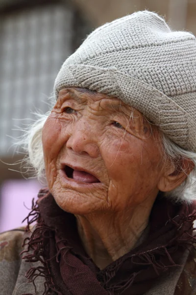 Una donna molto anziana dalla Cina — Foto Stock