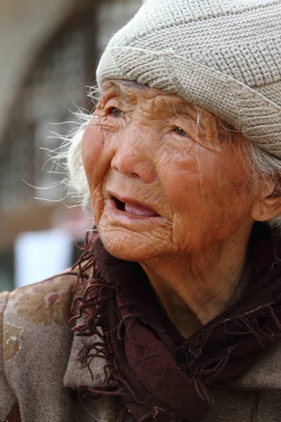 Eine sehr alte Frau aus China — Stockfoto