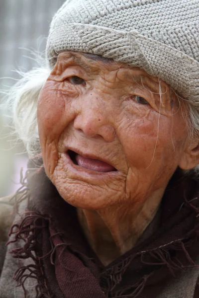 Una donna molto anziana dalla Cina — Foto Stock