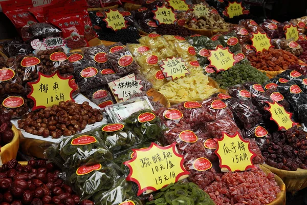 Frutas e doces no mercado árabe de Xian na China — Fotografia de Stock