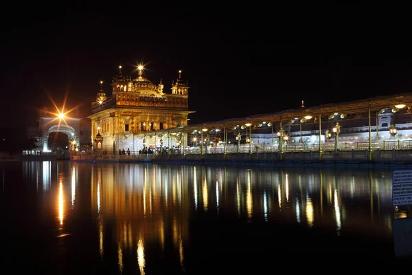 Zlatý chrám Amritsar v Indii — Stock fotografie