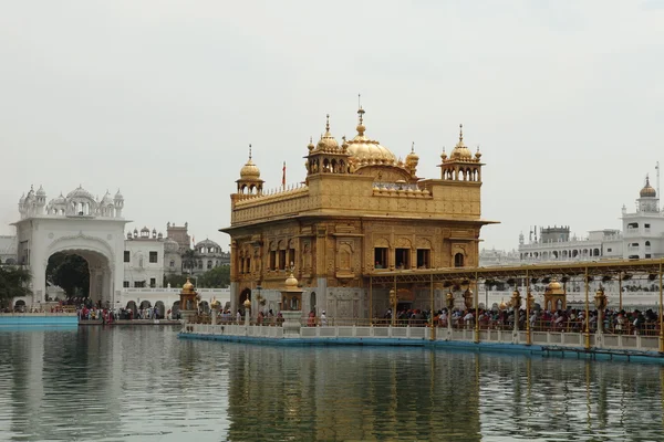 Der goldene amrizar-tempel in indien — Stockfoto