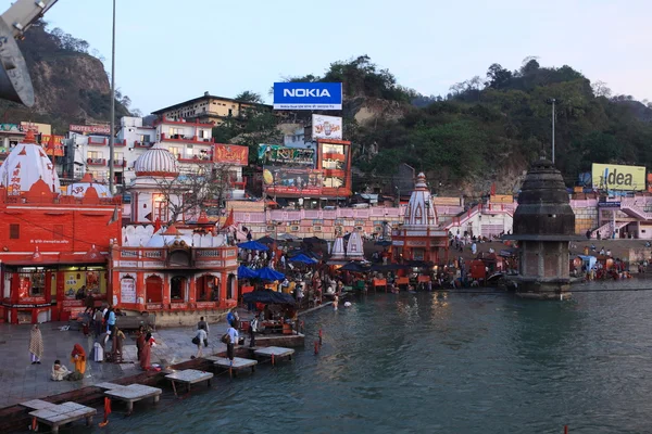 Harid şehir Hindistan'da Ganj Nehri, ritüel abdest insanlarda — Stok fotoğraf