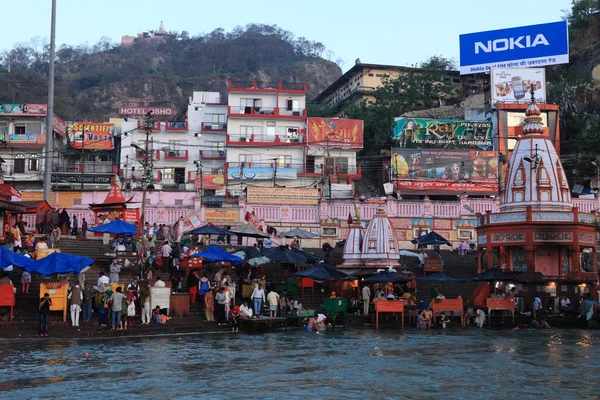 Personas en abluciones rituales en el río Ganges en la ciudad de Haridwar en la India — Foto de Stock