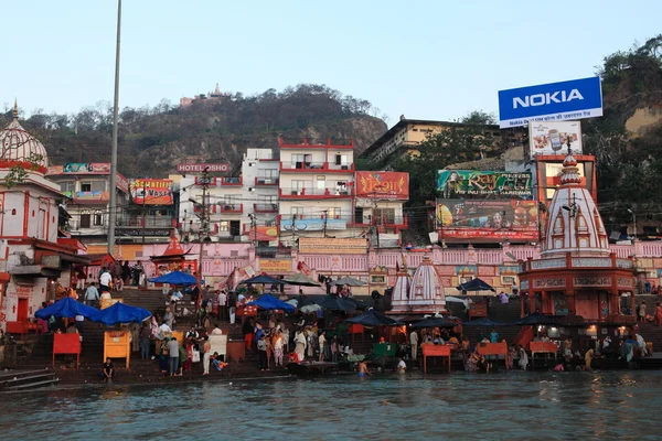 Personas en abluciones rituales en el río Ganges en la ciudad de Haridwar en la India —  Fotos de Stock