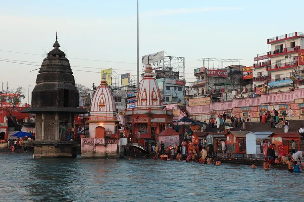 Personas en abluciones rituales en el río Ganges en la ciudad de Haridwar en la India —  Fotos de Stock