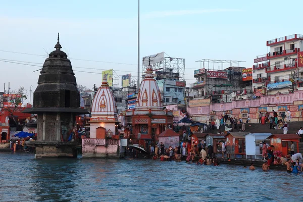 Personas en abluciones rituales en el río Ganges en la ciudad de Haridwar en la India —  Fotos de Stock