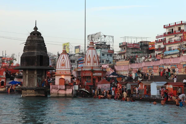 Pessoas em rituais de abluções no rio Ganges na cidade de Haridwar, na Índia — Fotografia de Stock