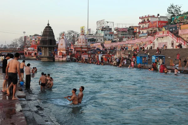 Personas en abluciones rituales en el río Ganges en la ciudad de Haridwar en la India — Foto de Stock