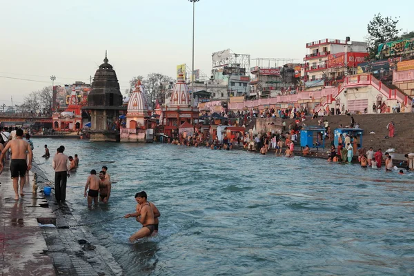 Personas en abluciones rituales en el río Ganges en la ciudad de Haridwar en la India —  Fotos de Stock