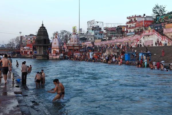 Pessoas em rituais de abluções no rio Ganges na cidade de Haridwar, na Índia — Fotografia de Stock
