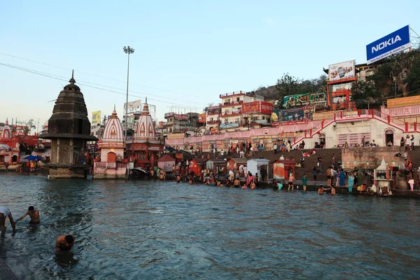 Personas en abluciones rituales en el río Ganges en la ciudad de Haridwar en la India — Foto de Stock