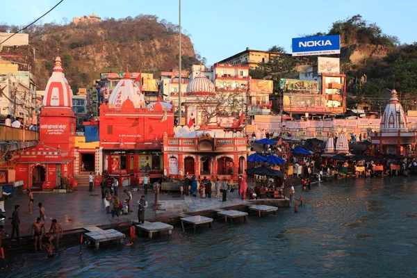 Personas en abluciones rituales en el río Ganges en la ciudad de Haridwar en la India — Foto de Stock