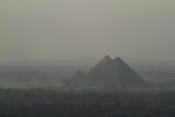 开罗烟雾中的吉萨金字塔 — 图库照片