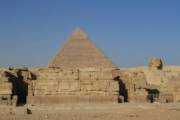 Pyramiderna och sfinxen i Giza i Egypten — Stockfoto