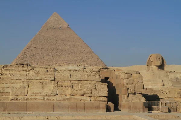 Pyramiderna och sfinxen i Giza i Egypten — Stockfoto