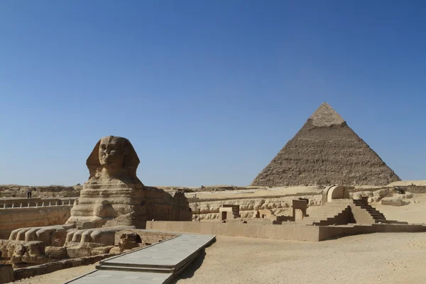 ピラミッドとエジプトのスフィンクス — ストック写真