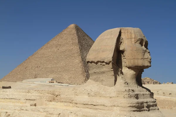 ピラミッドとエジプトのスフィンクス — ストック写真