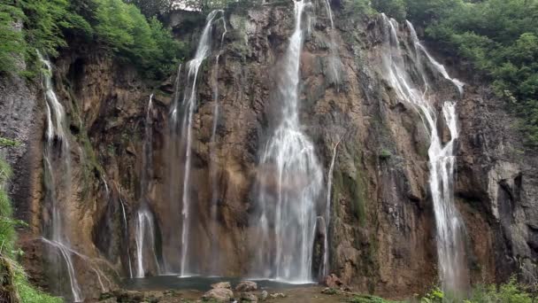 Vízesés a Plitvicei tavak Nemzeti Park-Horvátország — Stock videók