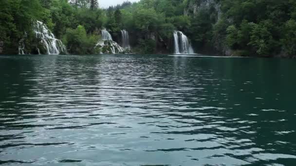 Cascada en el Parque Nacional de los Lagos Plitvice en Croacia — Vídeo de stock