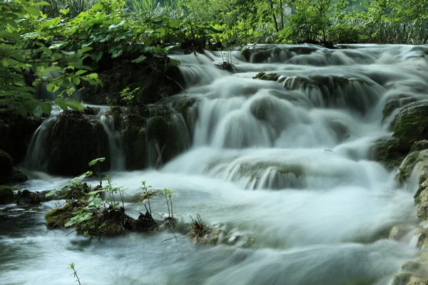 Parque Nacional dos Lagos de Plitvice e cachoeiras na Croácia — Fotografia de Stock