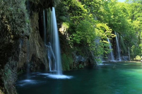 Parque Nacional dos Lagos de Plitvice e cachoeiras na Croácia — Fotografia de Stock