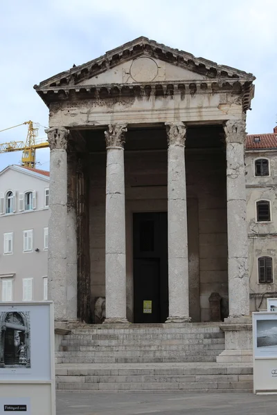 De tempel van Augustus in Pula in Kroatië — Stockfoto