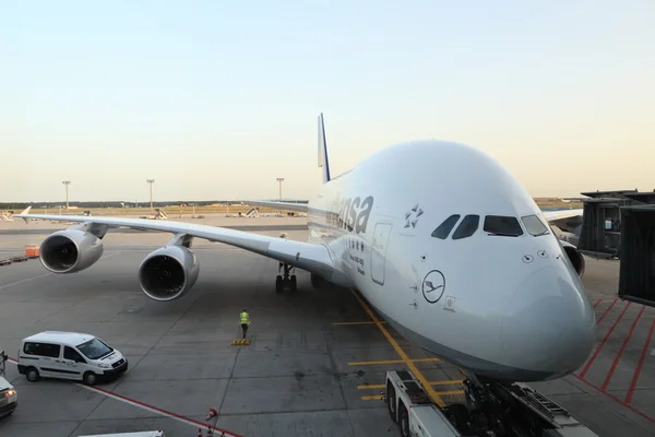 Een 380 vliegtuigen op de luchthaven van Frankfurt — Stockfoto